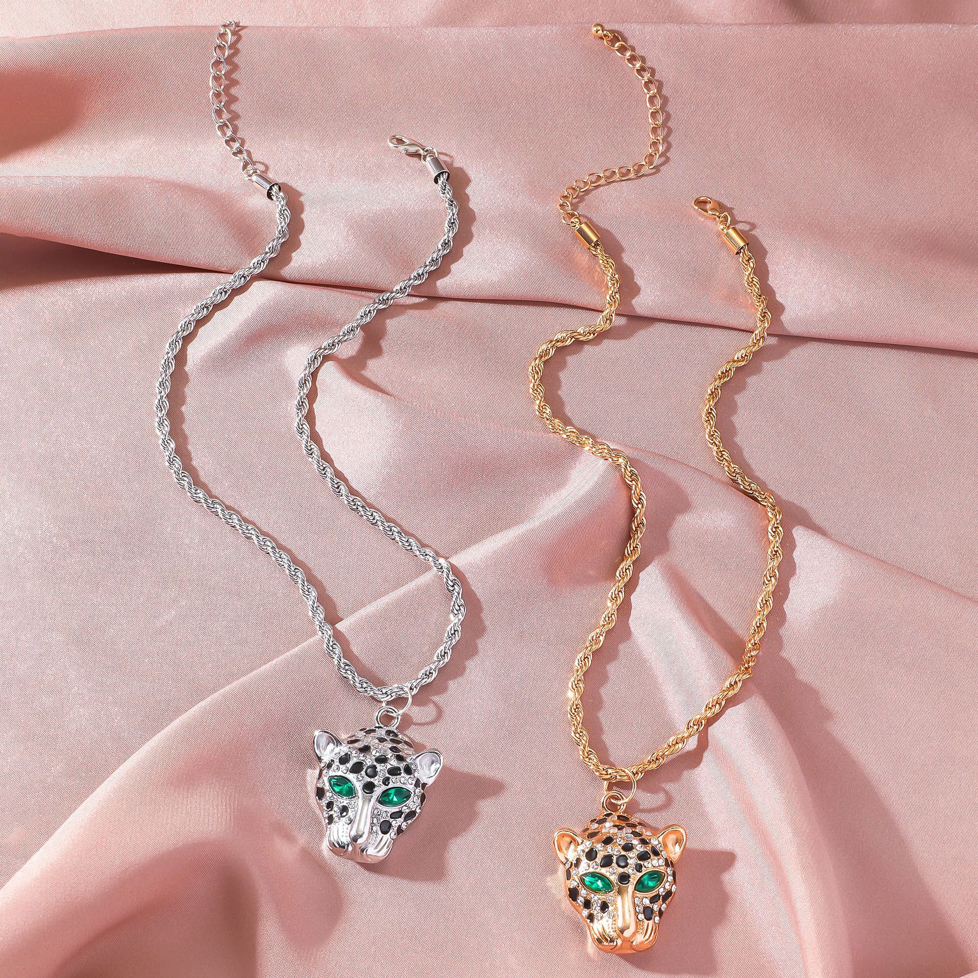 Shining Leopard Water Diamond Inlaid Necklace